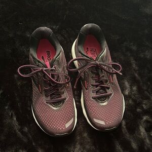 Brooks Ghost 12 women’s running shoes. Size 6.5 us Women’s